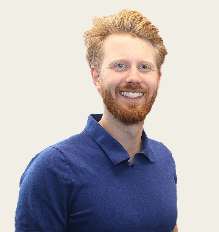 Harald Over onze paraveterinair Harald. Hij staat voor een beige achtergrond